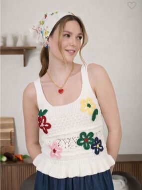 081. Embroidered knit Floral scoop neck ruffle hem top white